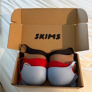 SKIMS teardrop brad  Set - Black, Brown, Red, Blue. 38C